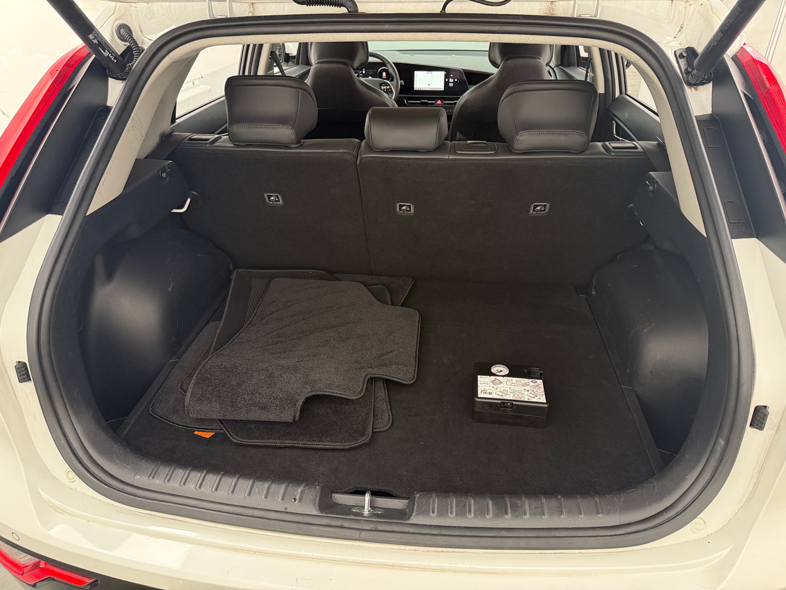 Thumbnail: 2023 Kia Niro - 7