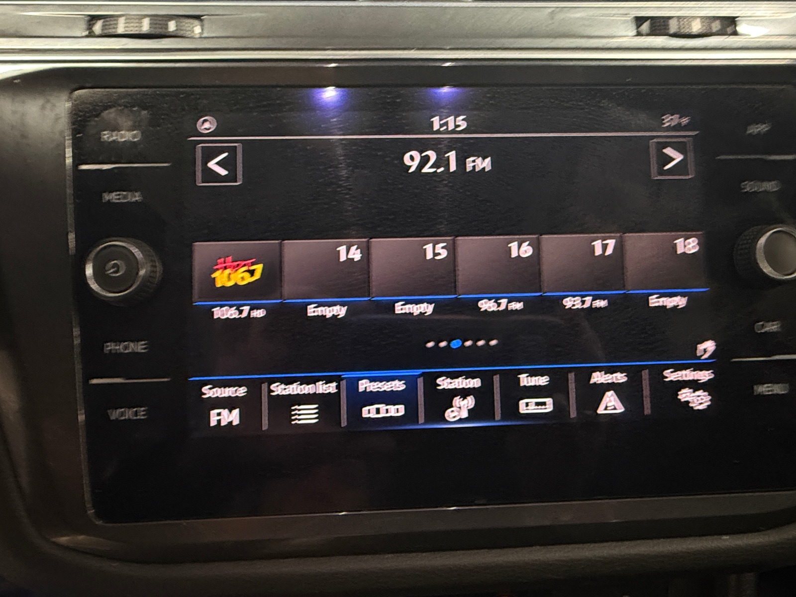 Thumbnail: 2022 Volkswagen Tiguan - 3