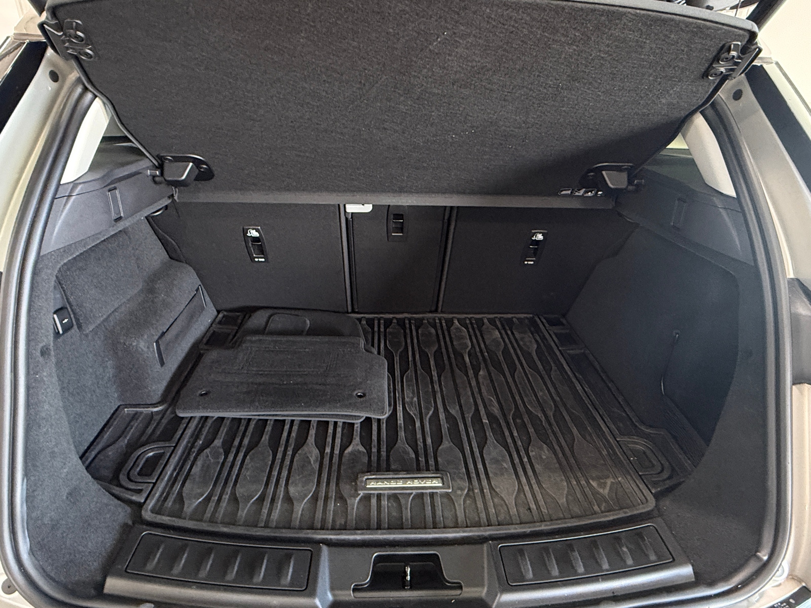 Thumbnail: 2025 Land Rover Range Rover Evoque - 6