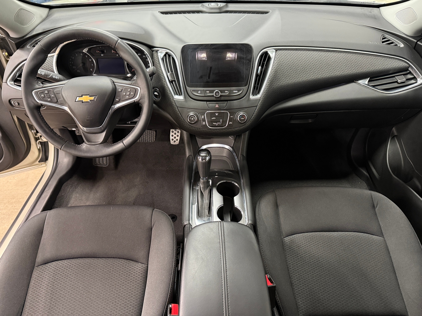 Thumbnail: 2016 Chevrolet Malibu - 3