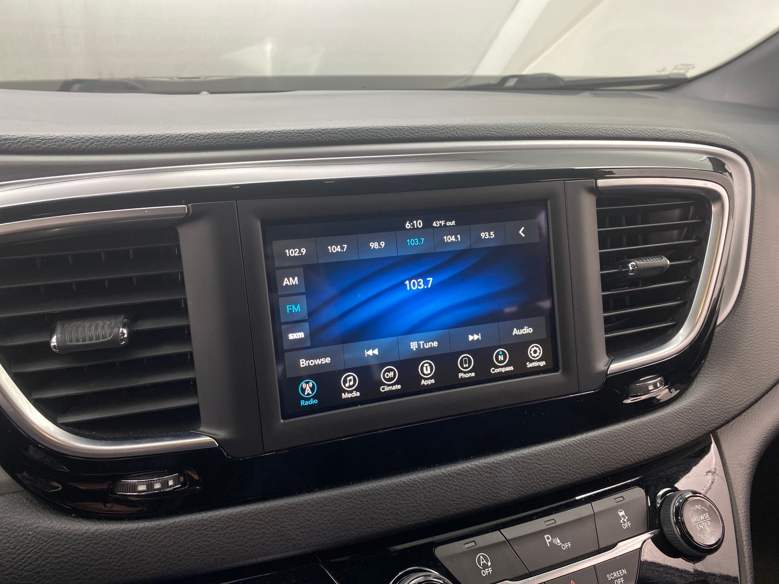 Thumbnail: 2020 Chrysler Pacifica - 4