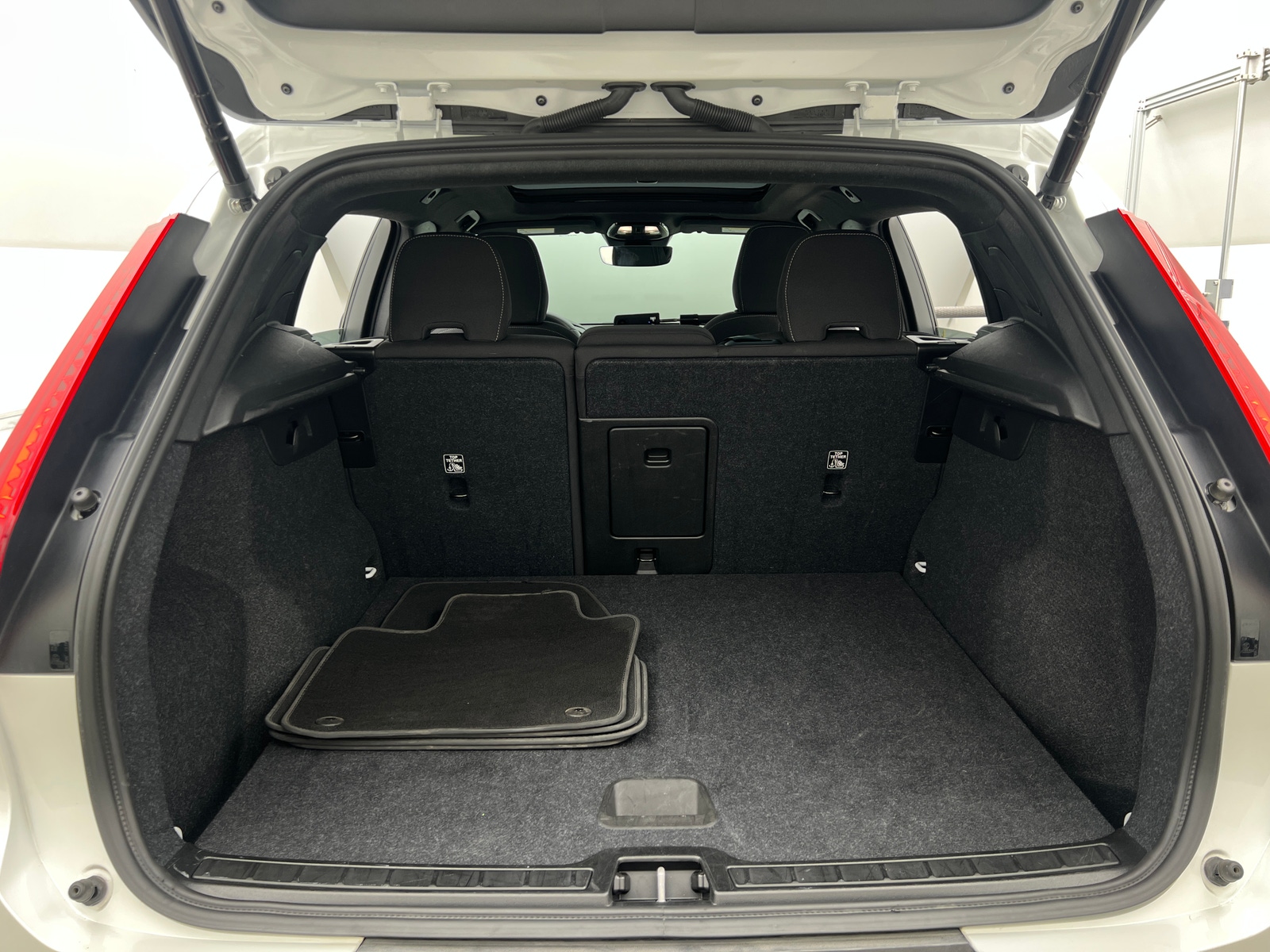 Thumbnail: 2024 Volvo XC40 - 7