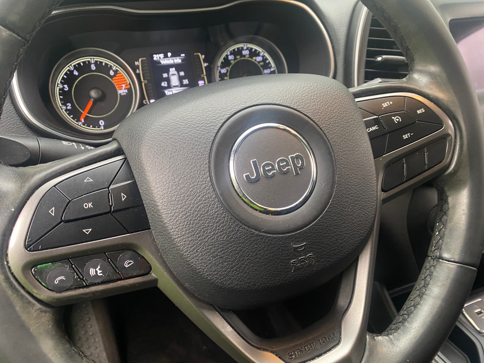 Thumbnail: 2019 Jeep Cherokee - 5