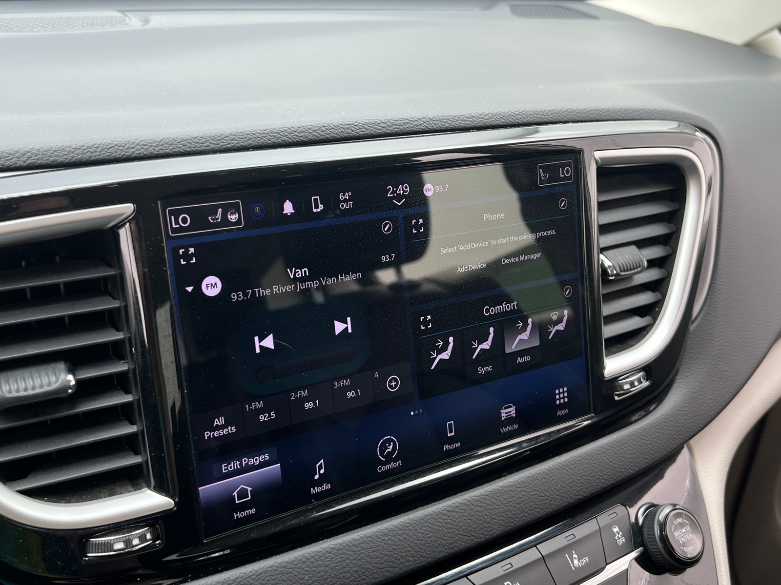 Thumbnail: 2023 Chrysler Pacifica - 3