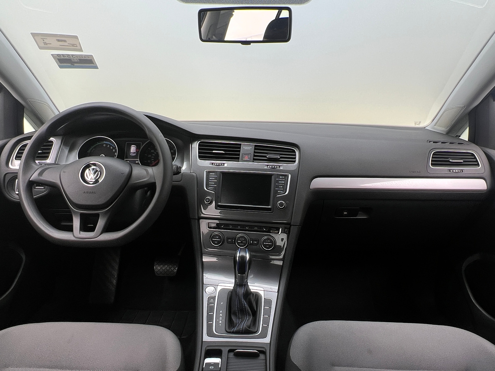 Thumbnail: 2016 Volkswagen e-Golf - 3