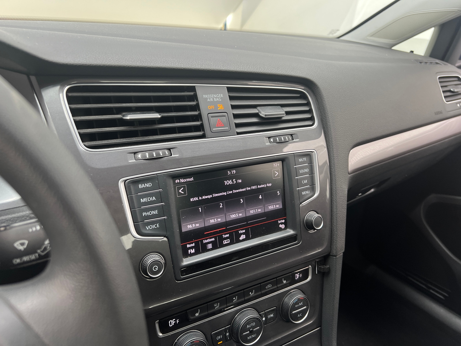 Thumbnail: 2016 Volkswagen e-Golf - 4