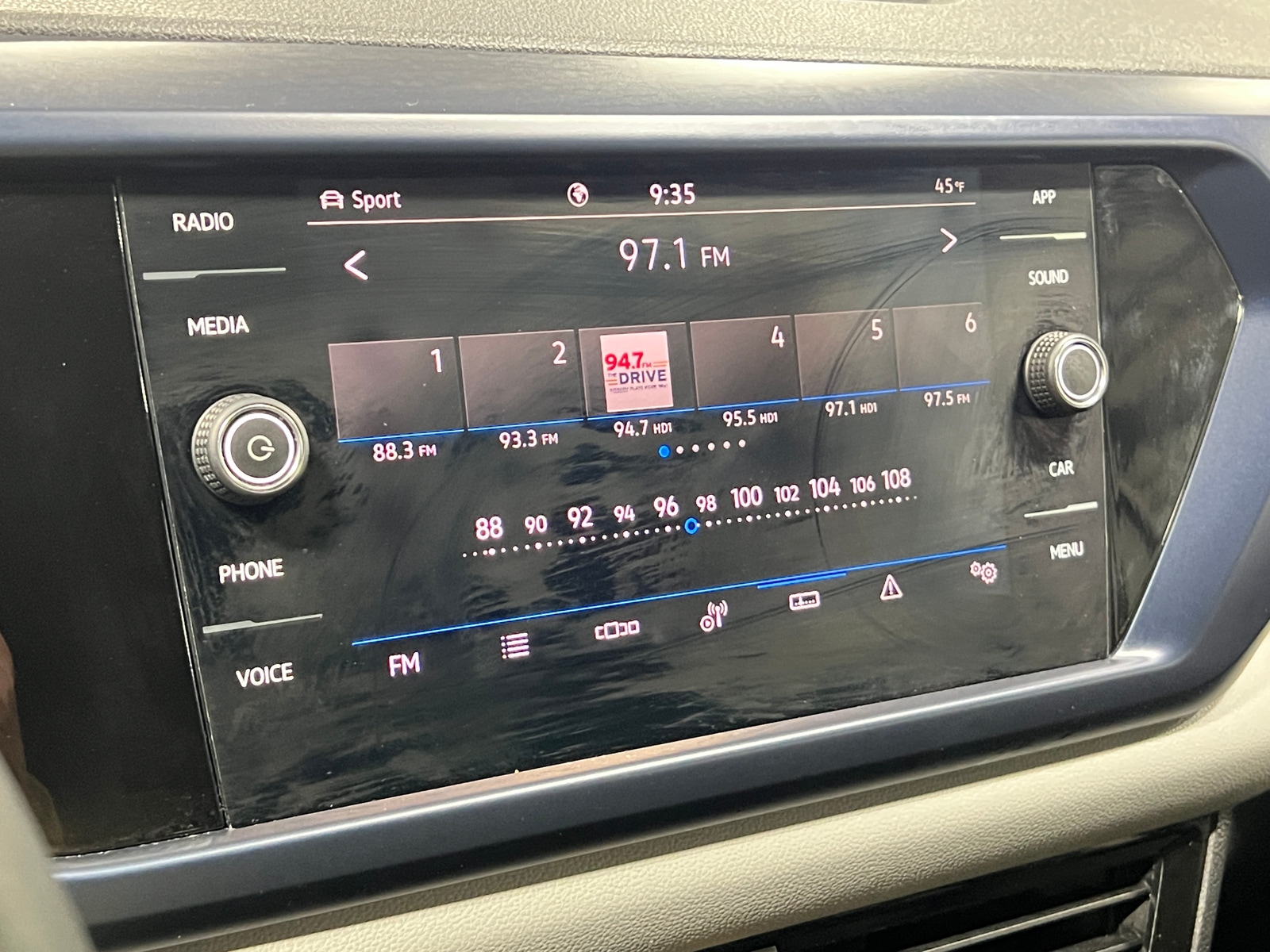 Thumbnail: 2022 Volkswagen Taos - 3