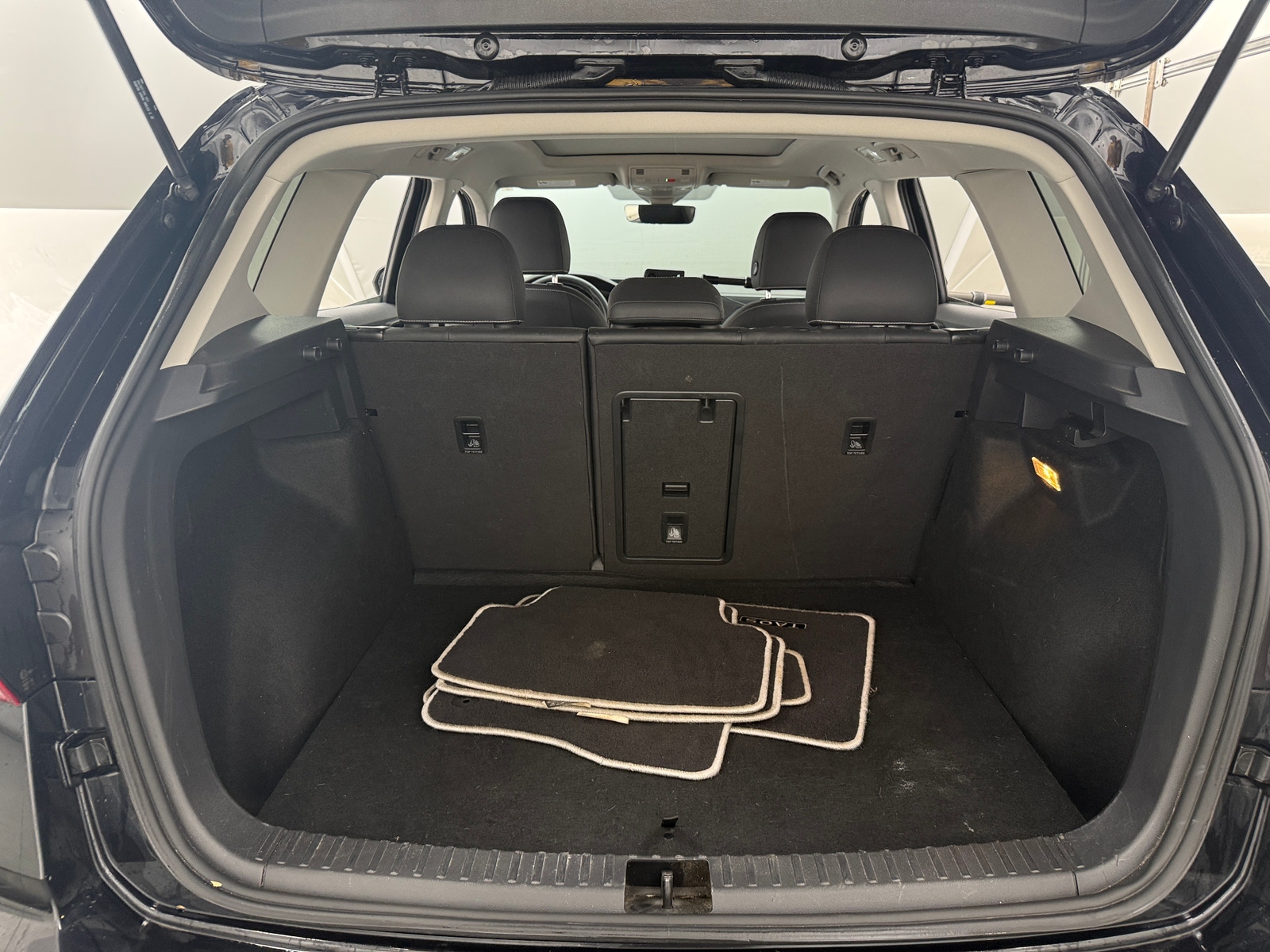 Thumbnail: 2023 Volkswagen Taos - 6