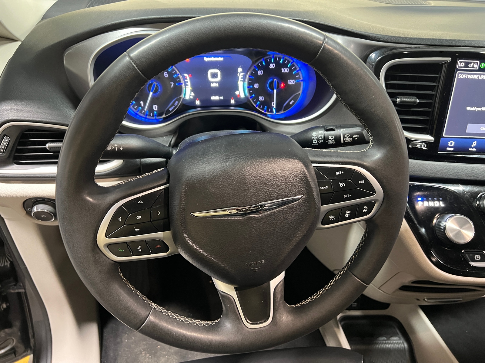 Thumbnail: 2023 Chrysler Pacifica - 4