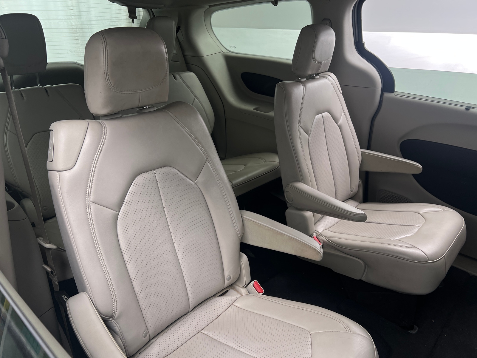 Thumbnail: 2021 Chrysler Voyager - 5