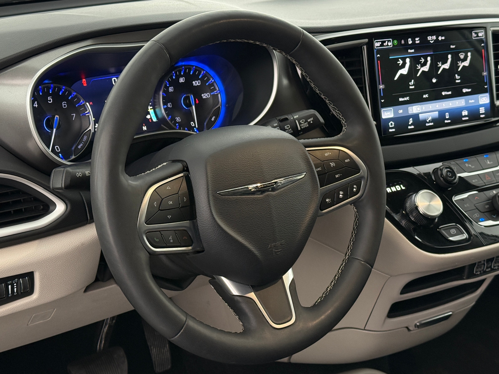 Thumbnail: 2024 Chrysler Pacifica - 4