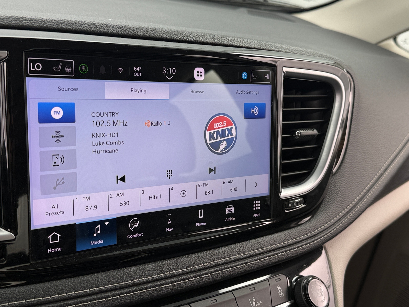 Thumbnail: 2023 Chrysler Pacifica - 3