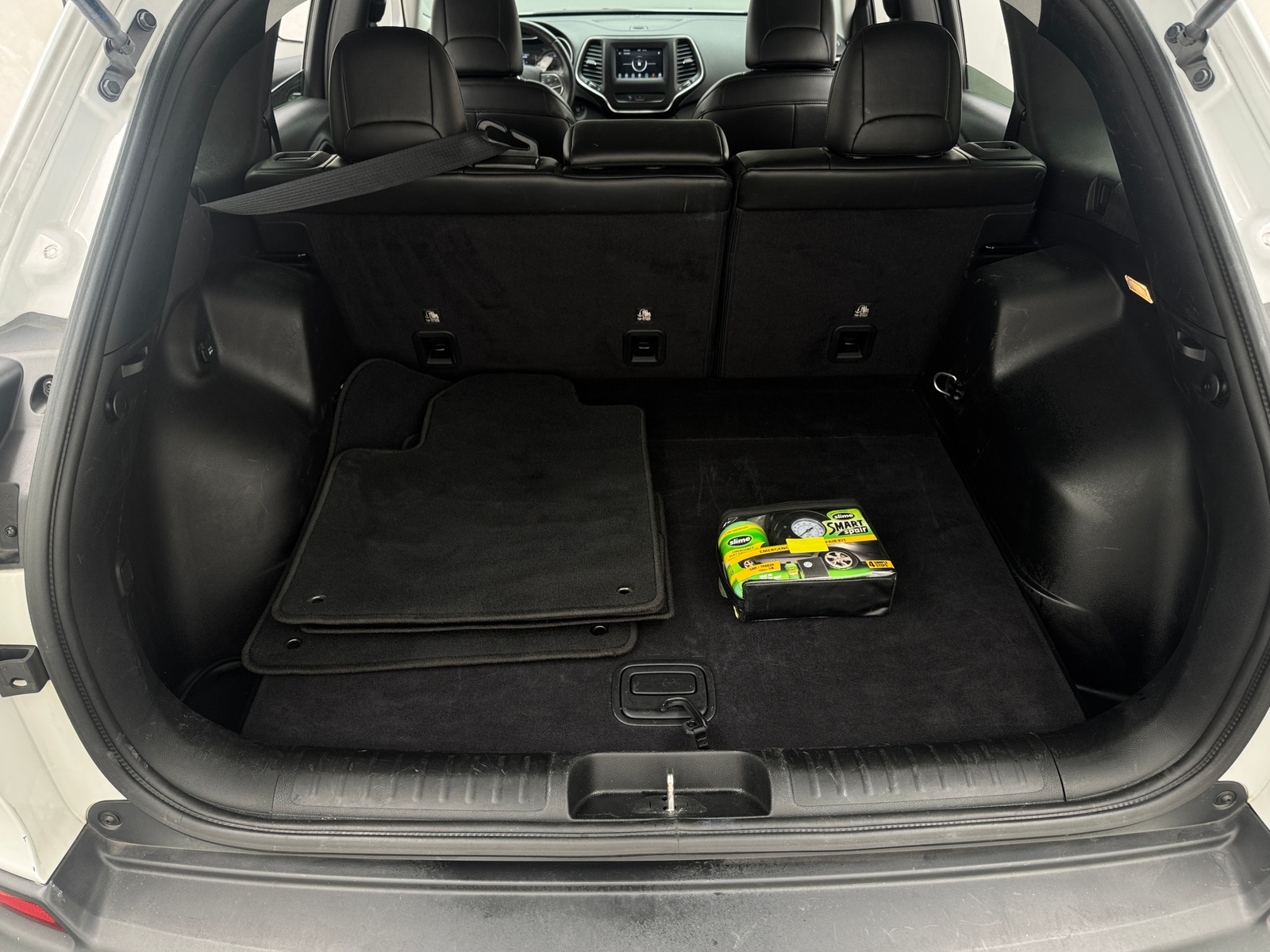 Thumbnail: 2019 Jeep Cherokee - 7