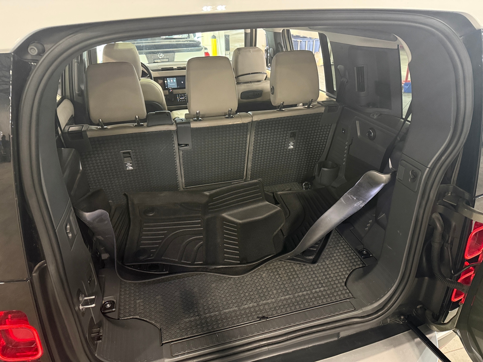 Thumbnail: 2021 Land Rover Defender - 7