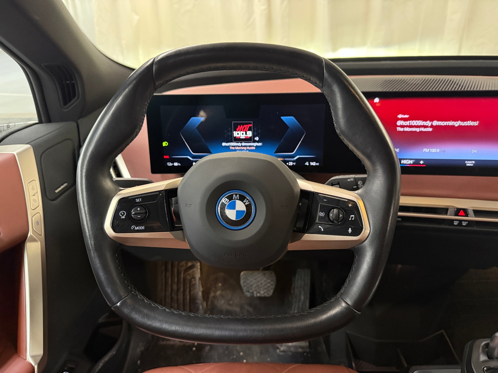 Thumbnail: 2022 BMW iX - 4