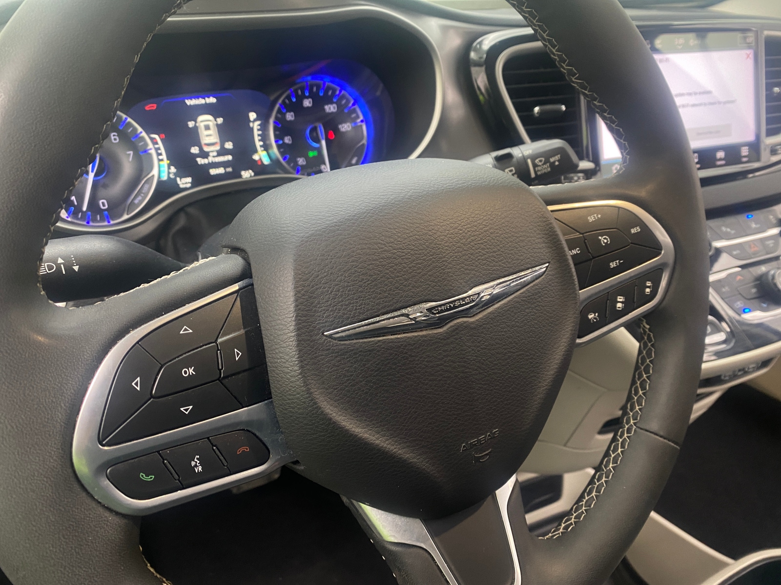 Thumbnail: 2023 Chrysler Pacifica - 4