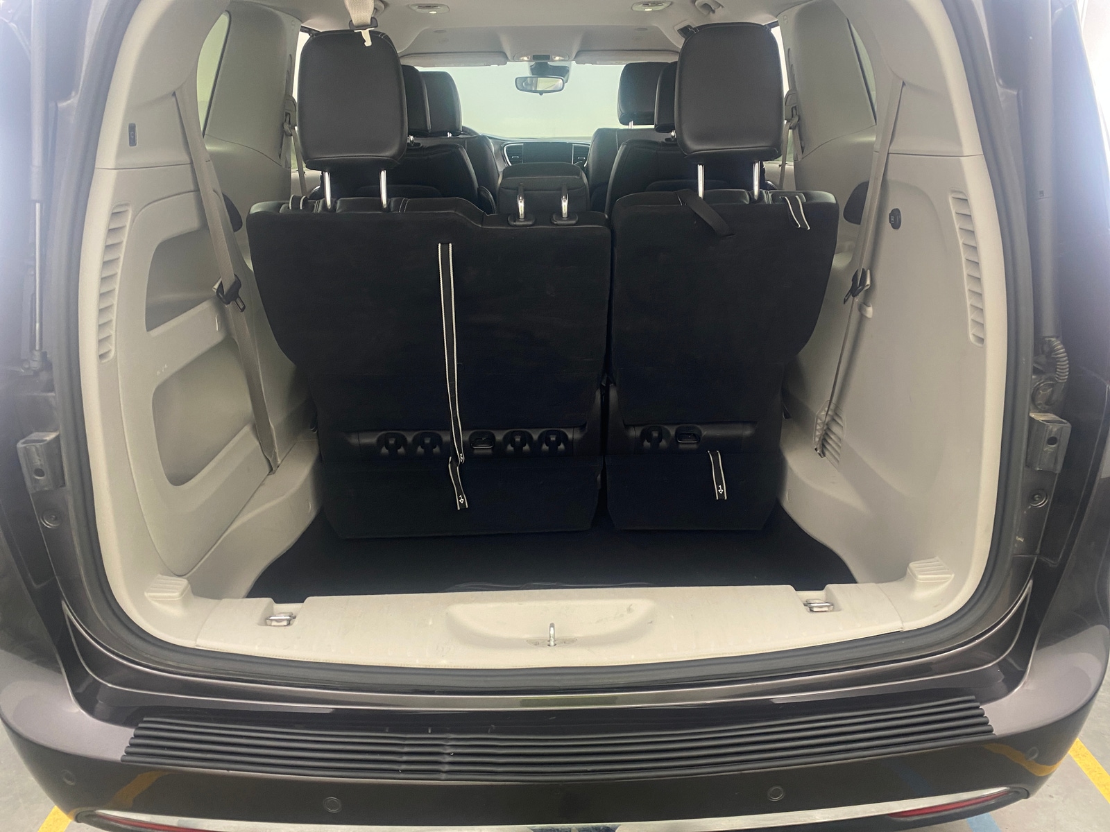 Thumbnail: 2023 Chrysler Pacifica - 6