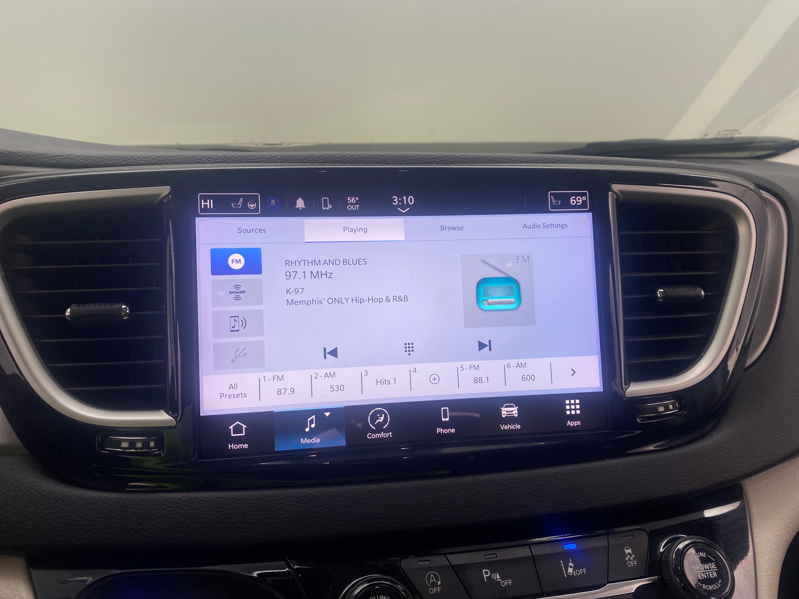 Thumbnail: 2023 Chrysler Pacifica - 3