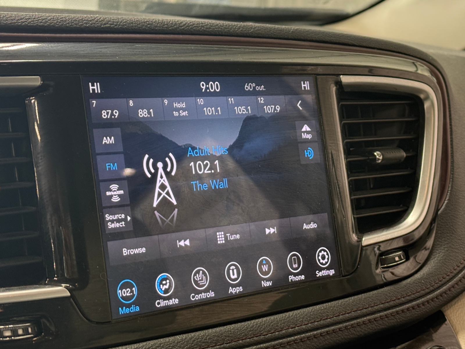 Thumbnail: 2020 Chrysler Pacifica - 3