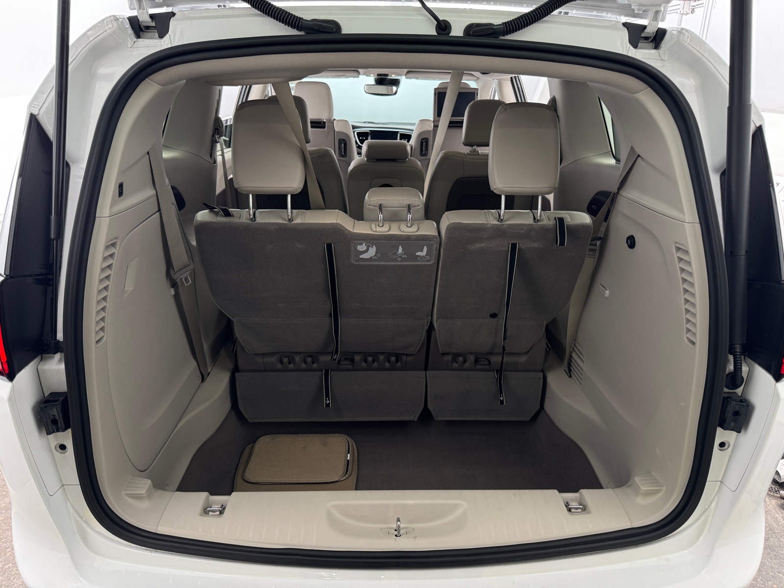 Thumbnail: 2020 Chrysler Pacifica - 6