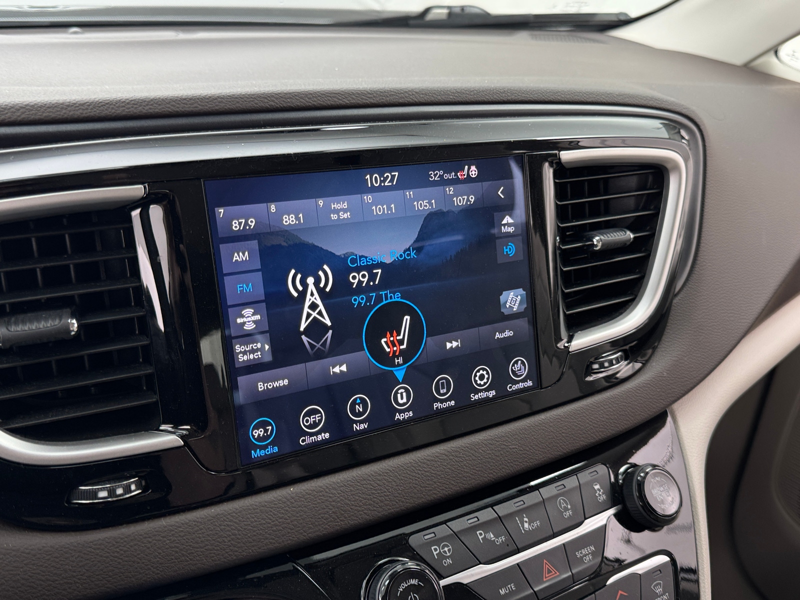 Thumbnail: 2020 Chrysler Pacifica - 3