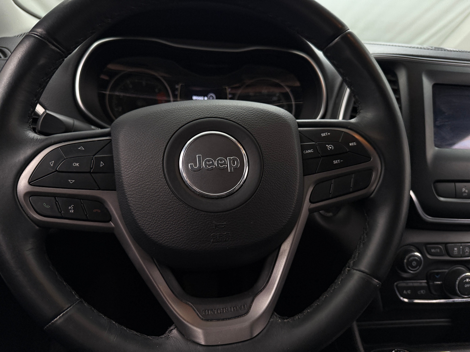 Thumbnail: 2019 Jeep Cherokee - 5