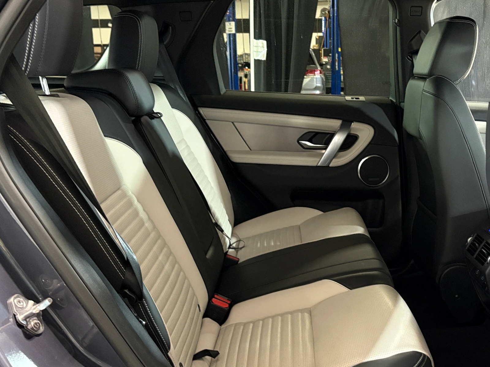 Thumbnail: 2024 Land Rover Discovery Sport - 5