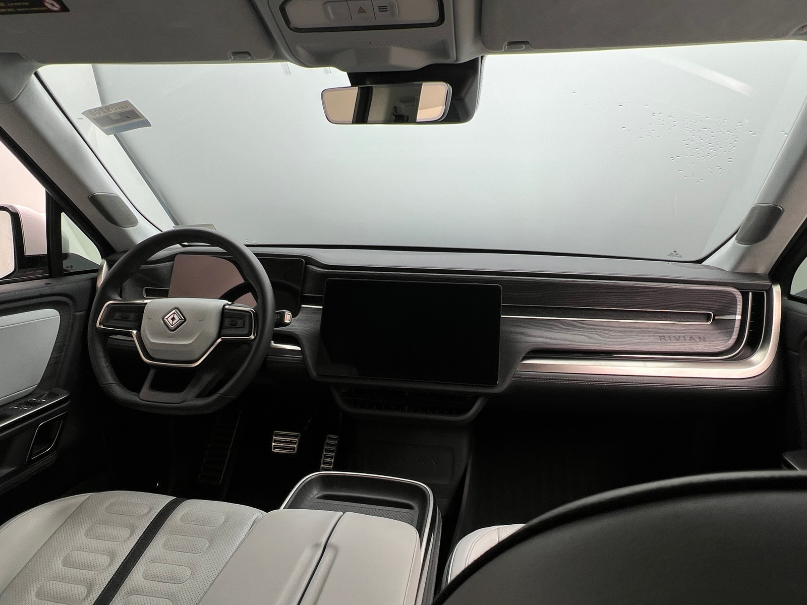 Thumbnail: 2024 Rivian R1S - 2