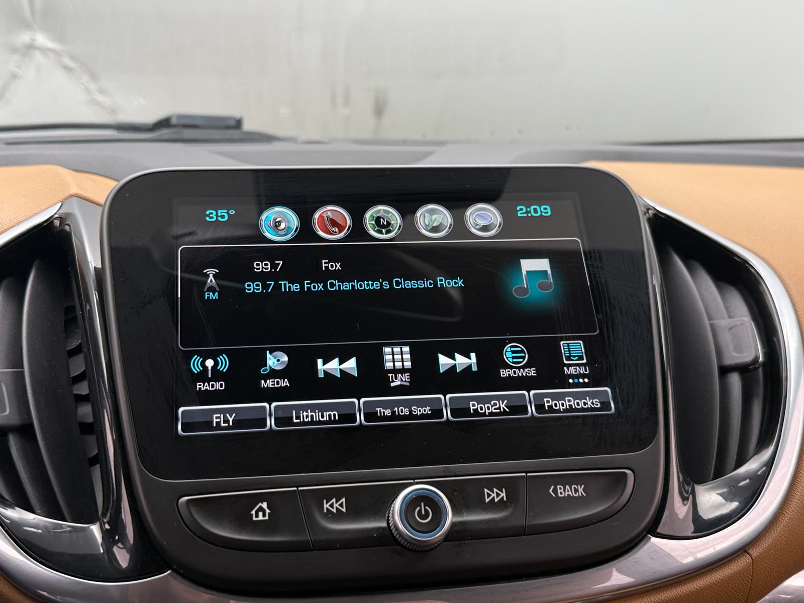 Thumbnail: 2018 Chevrolet Volt - 3