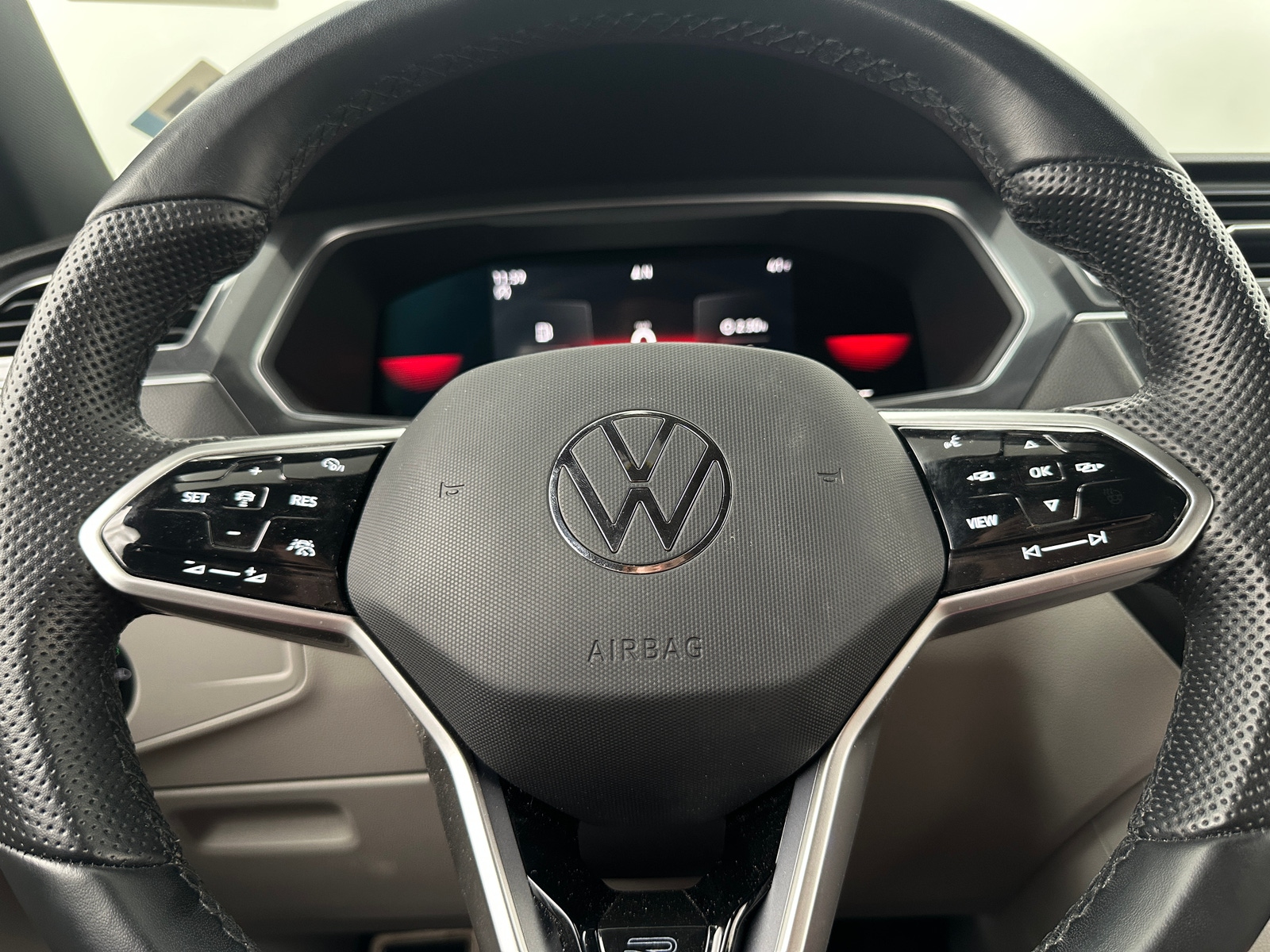 Thumbnail: 2023 Volkswagen Tiguan - 4