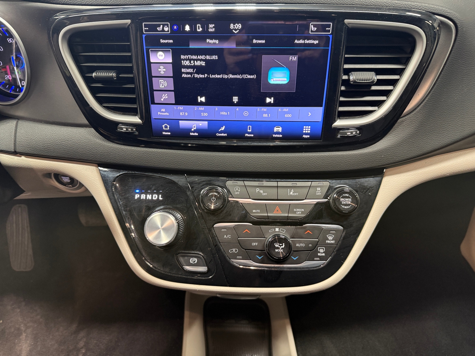 Thumbnail: 2024 Chrysler Pacifica - 3