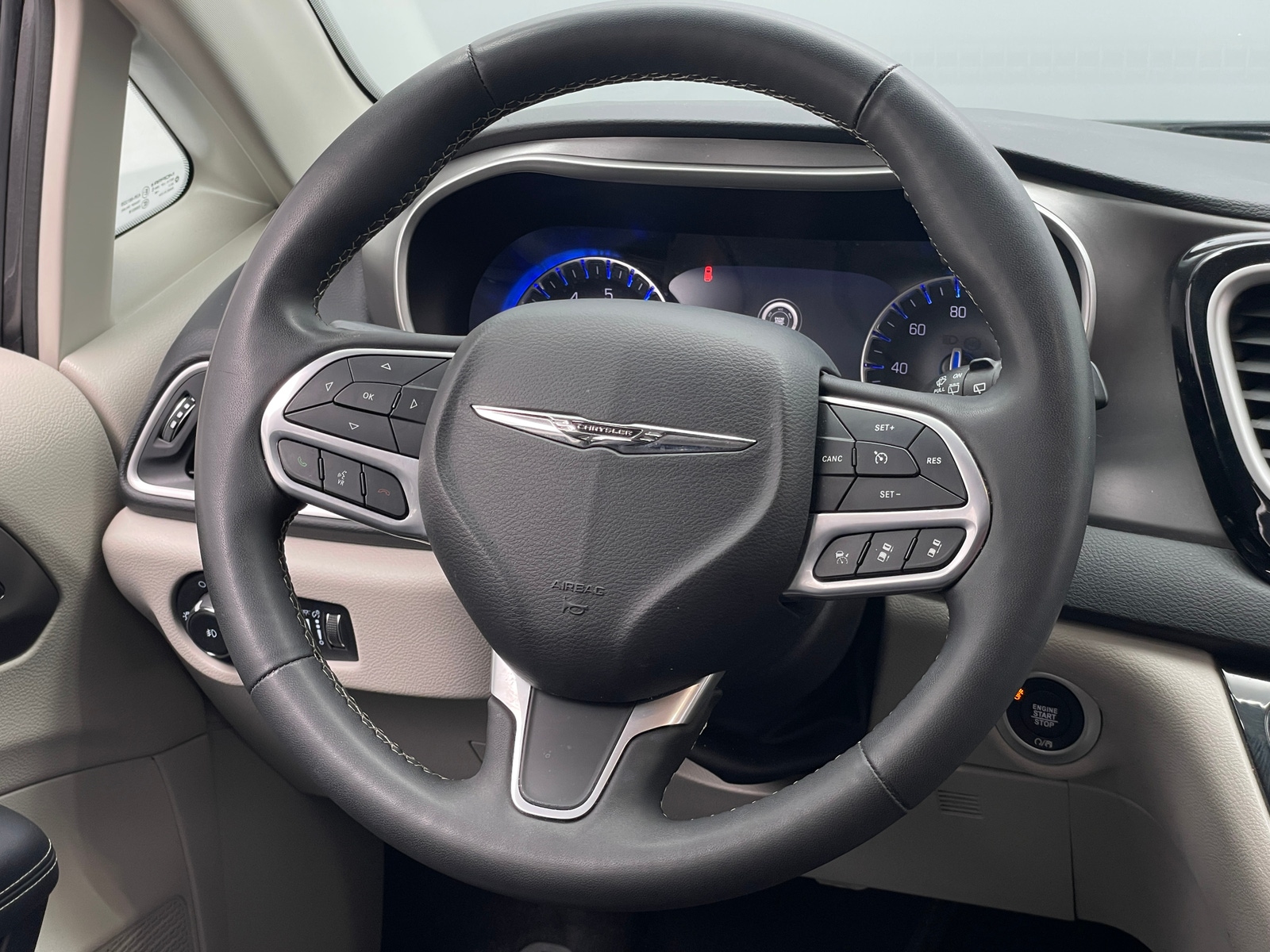 Thumbnail: 2023 Chrysler Pacifica - 4