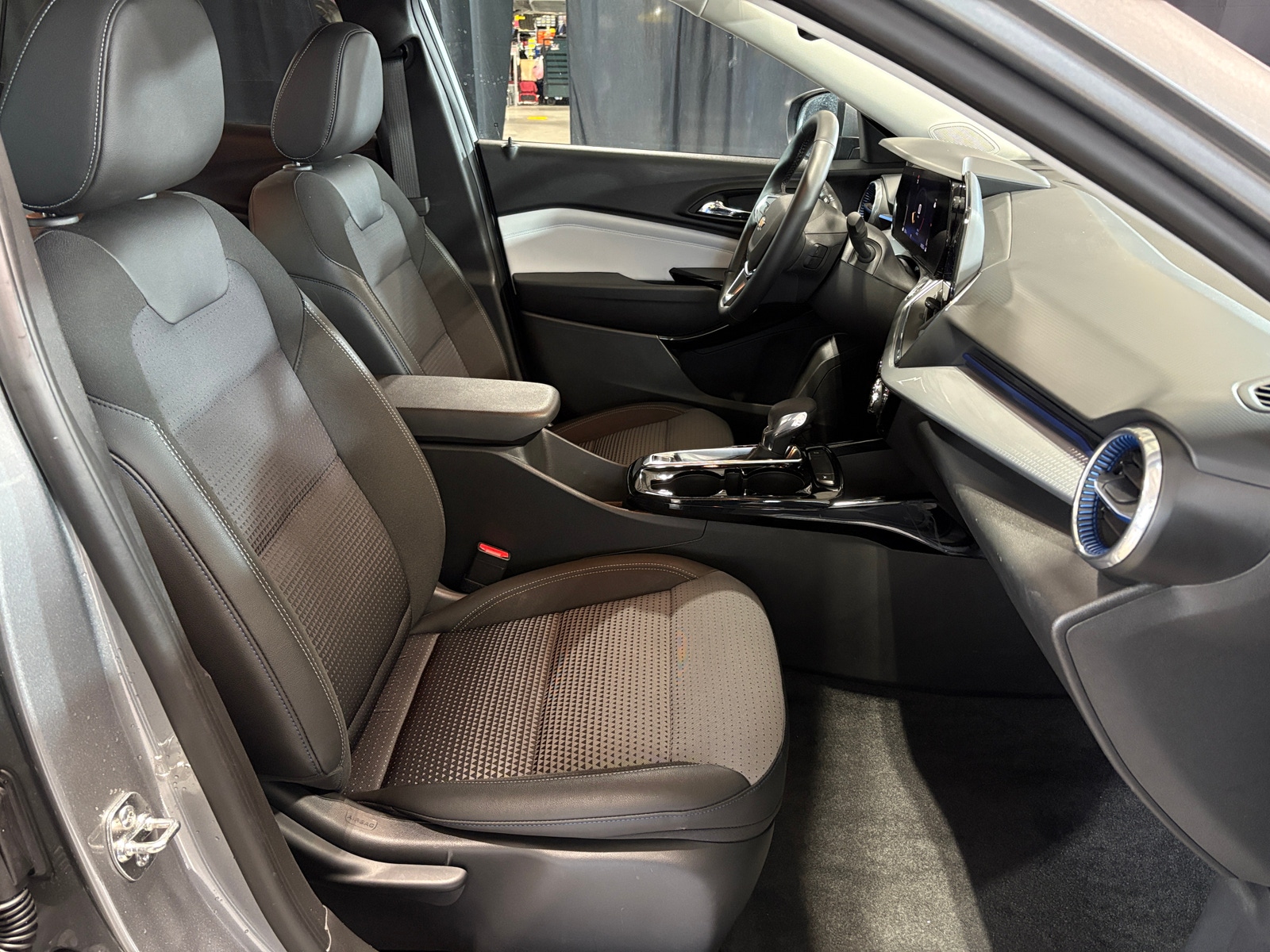 Thumbnail: 2025 Chevrolet Trax - 2