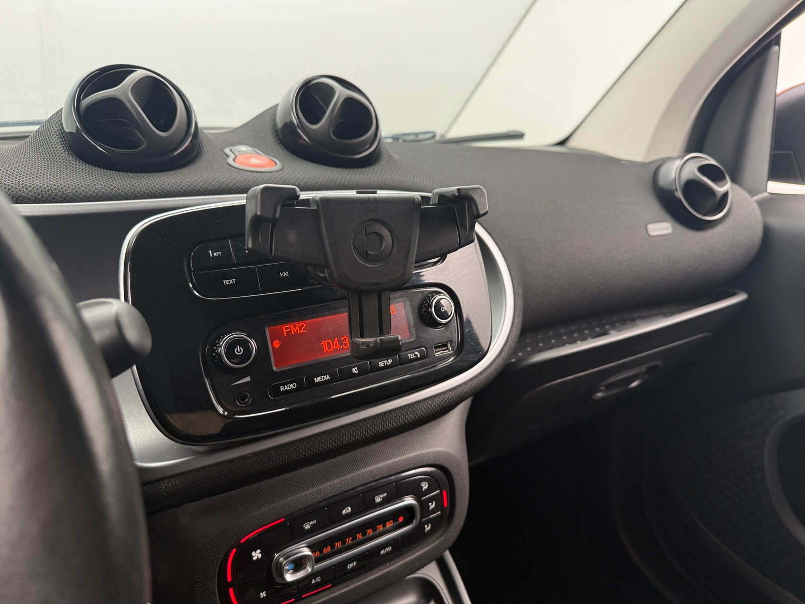 Thumbnail: 2018 smart fortwo - 4