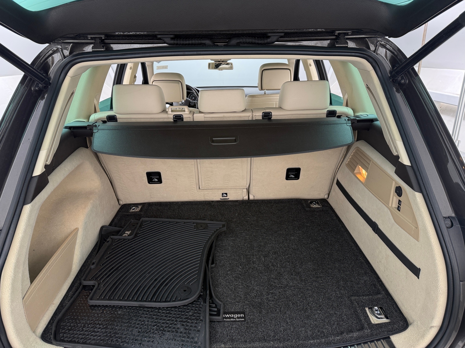 Thumbnail: 2016 Volkswagen Touareg - 6