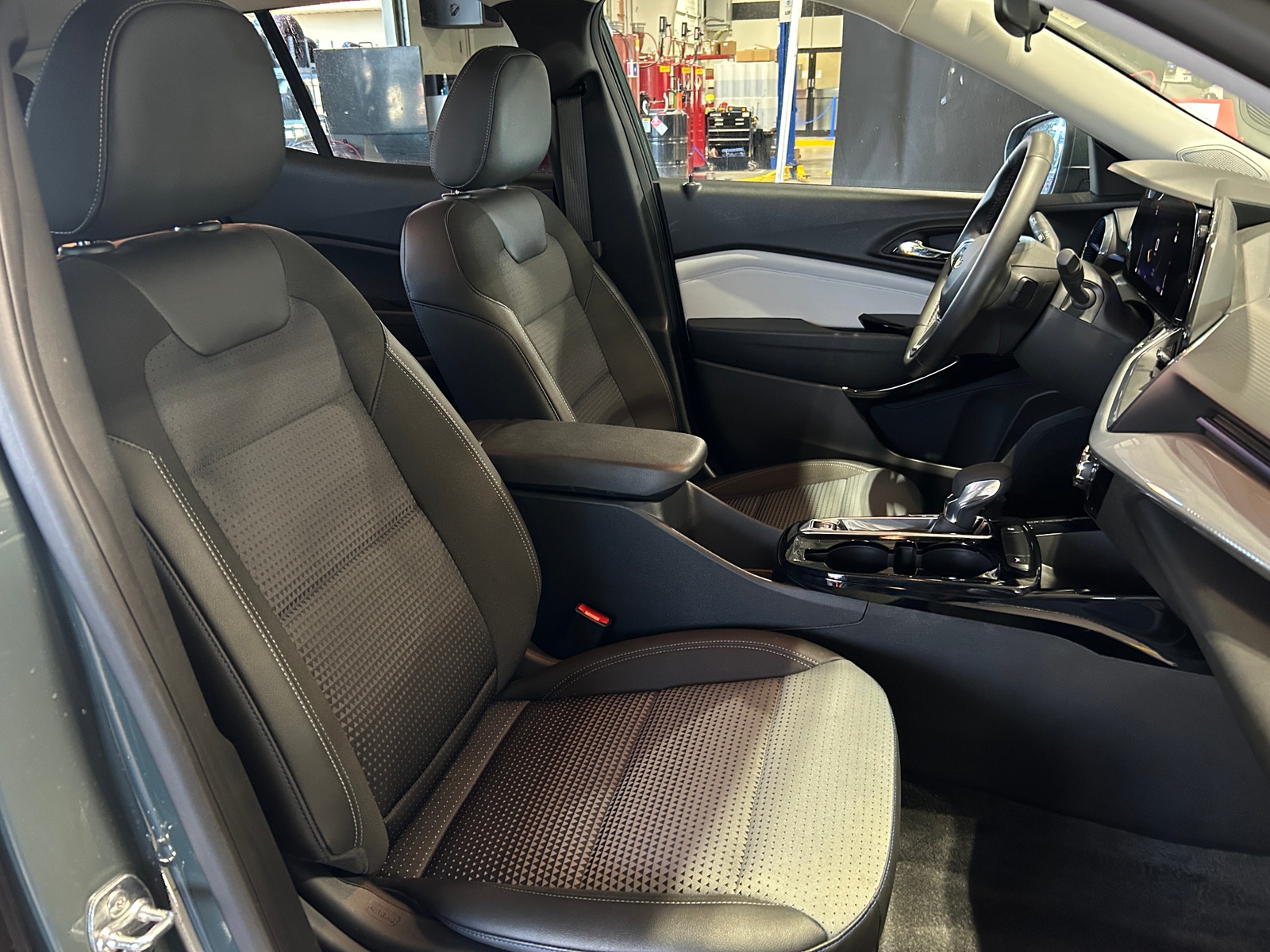 Thumbnail: 2025 Chevrolet Trax - 2