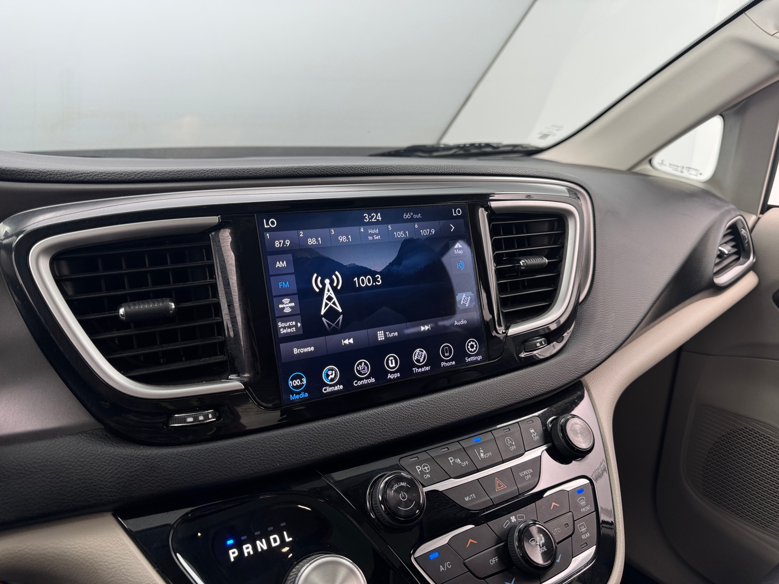 Thumbnail: 2020 Chrysler Pacifica - 3