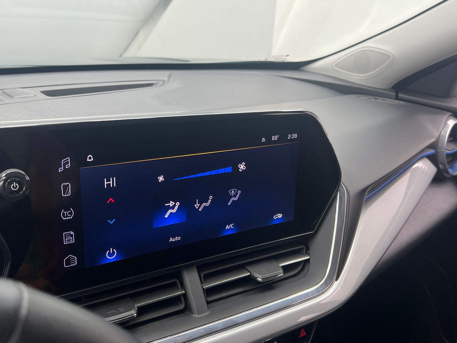 Thumbnail: 2025 Chevrolet Trax - 4