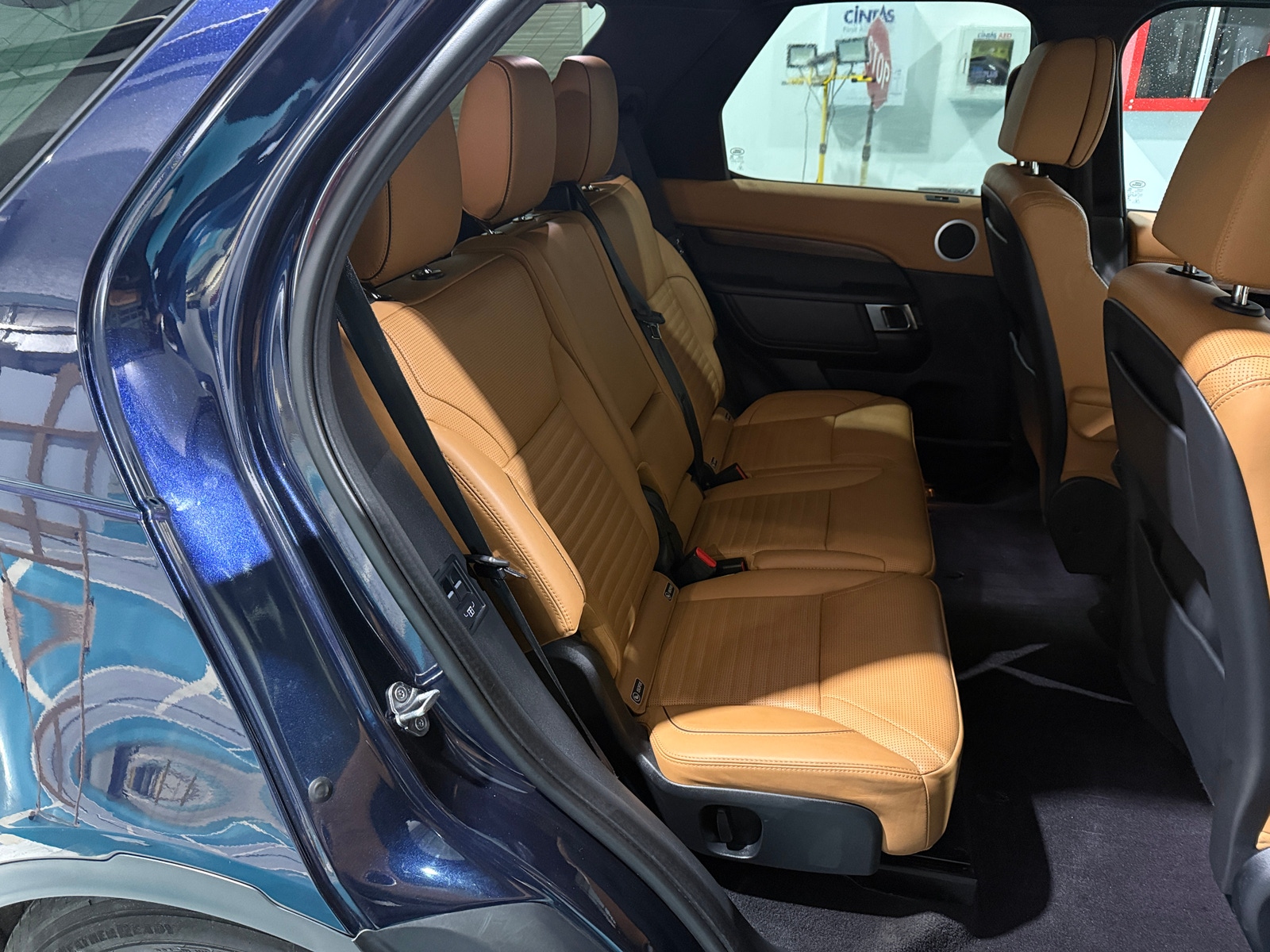 Thumbnail: 2017 Land Rover Discovery - 5