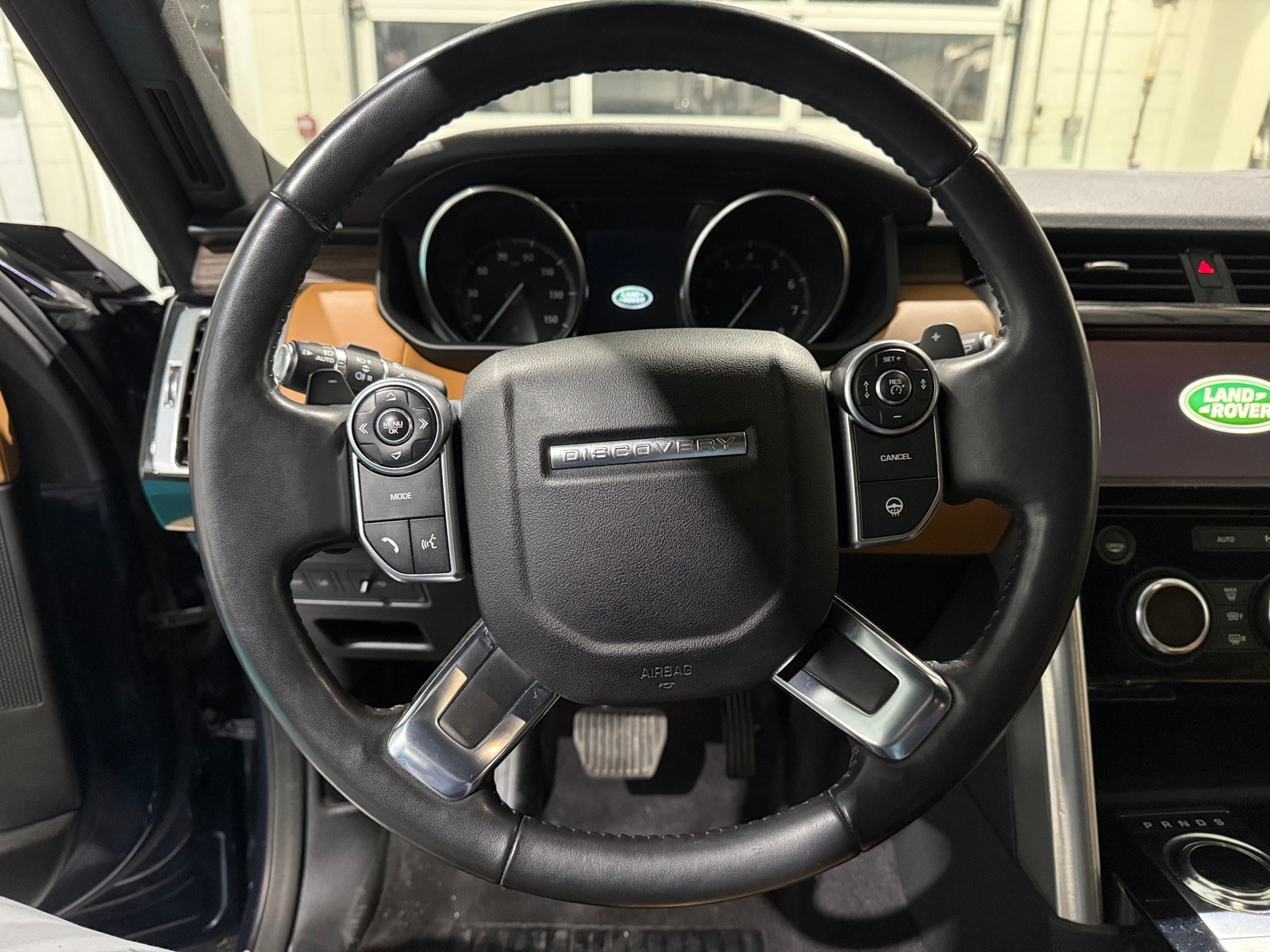 Thumbnail: 2017 Land Rover Discovery - 4