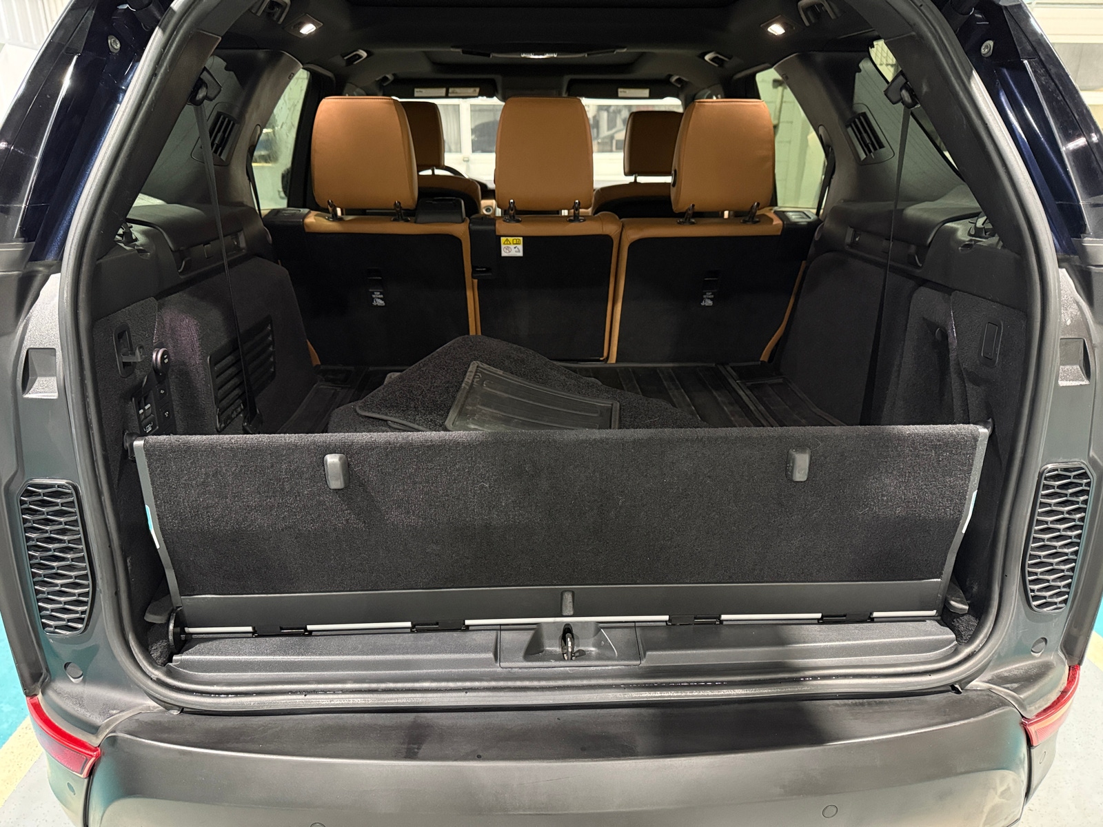 Thumbnail: 2017 Land Rover Discovery - 6