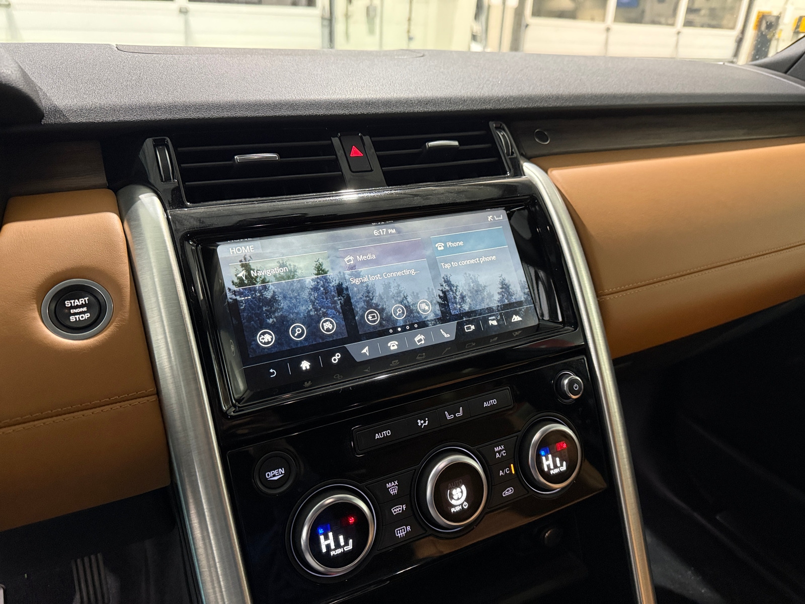 Thumbnail: 2017 Land Rover Discovery - 3