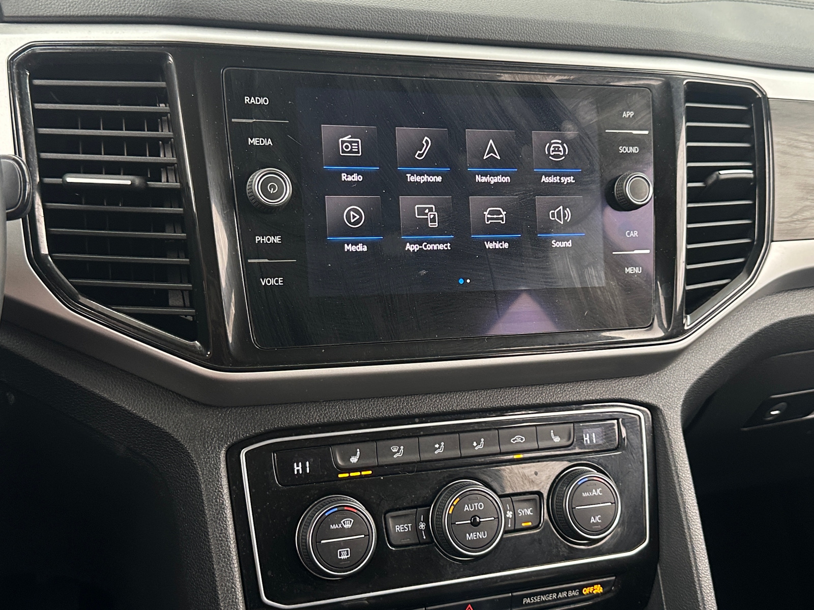 Thumbnail: 2022 Volkswagen Atlas - 3