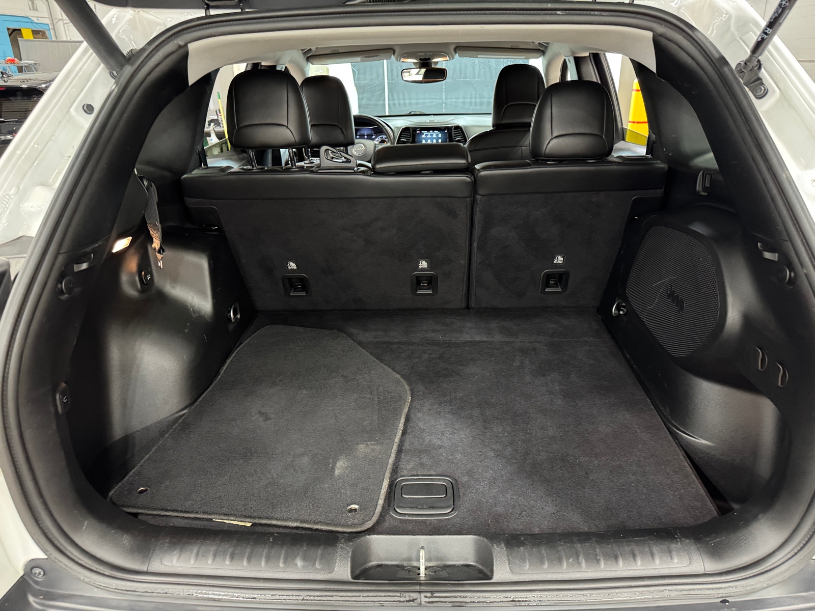 Thumbnail: 2019 Jeep Cherokee - 6