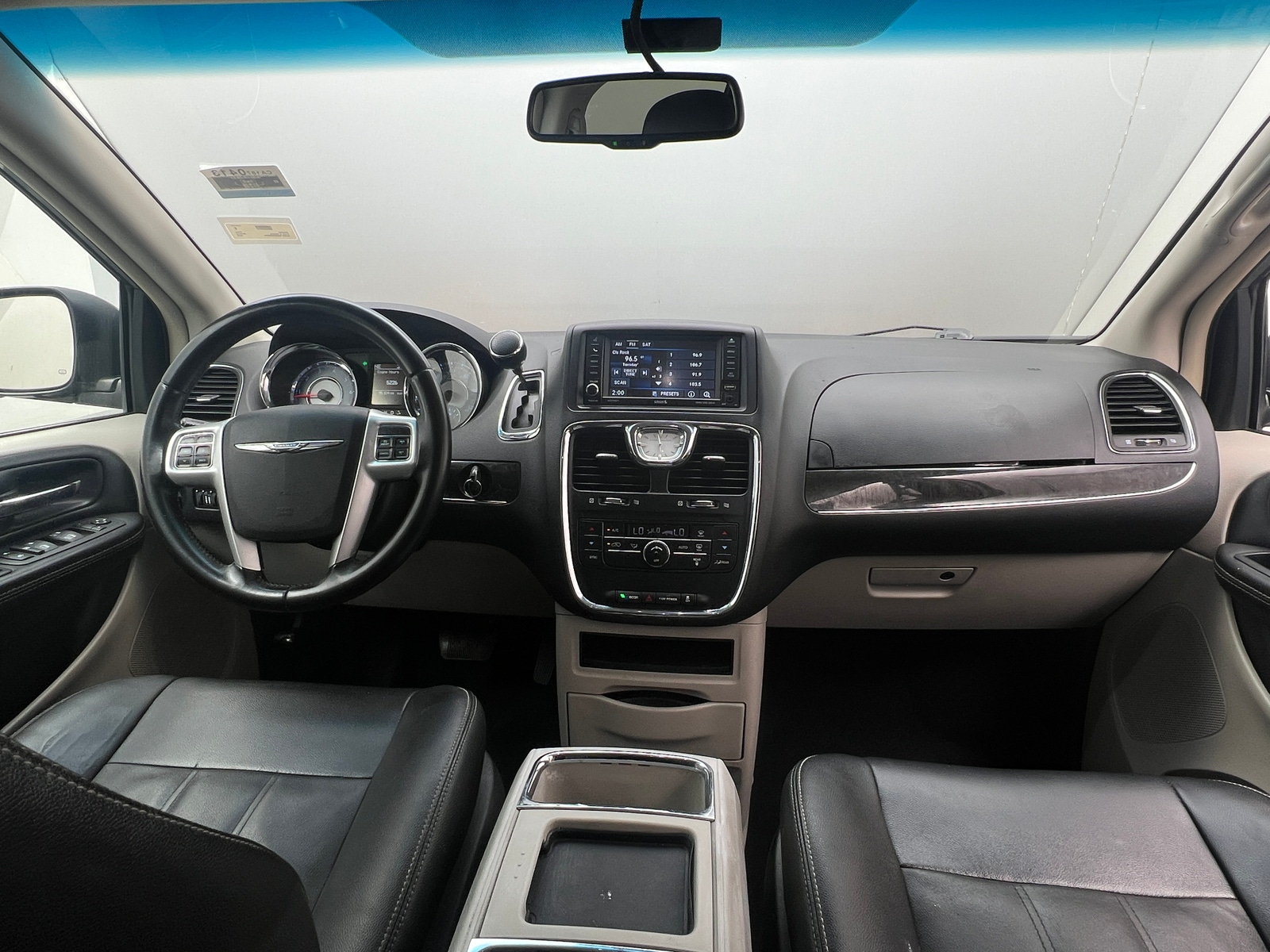 Thumbnail: 2016 Chrysler Town & Country - 2