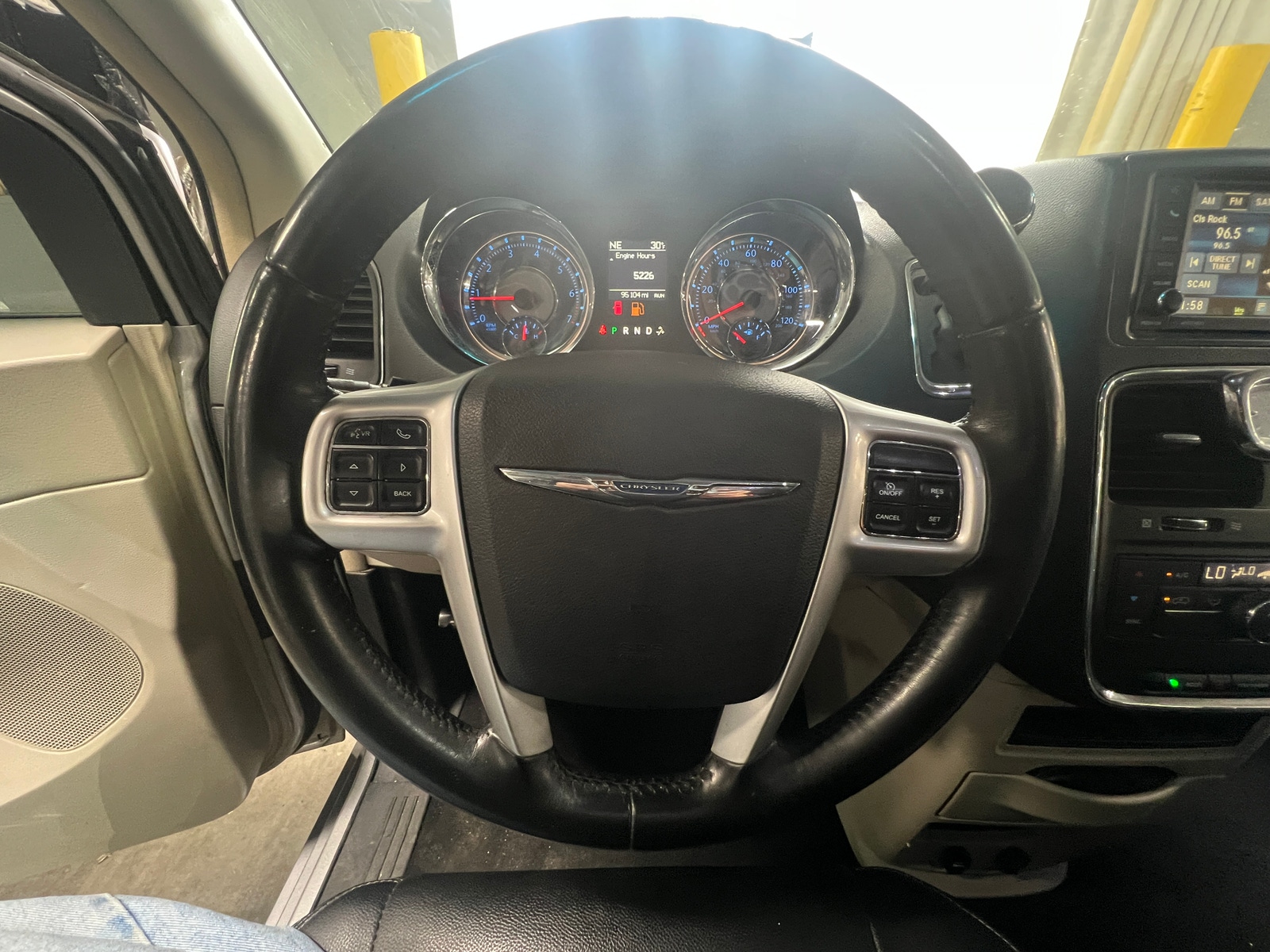 Thumbnail: 2016 Chrysler Town & Country - 4