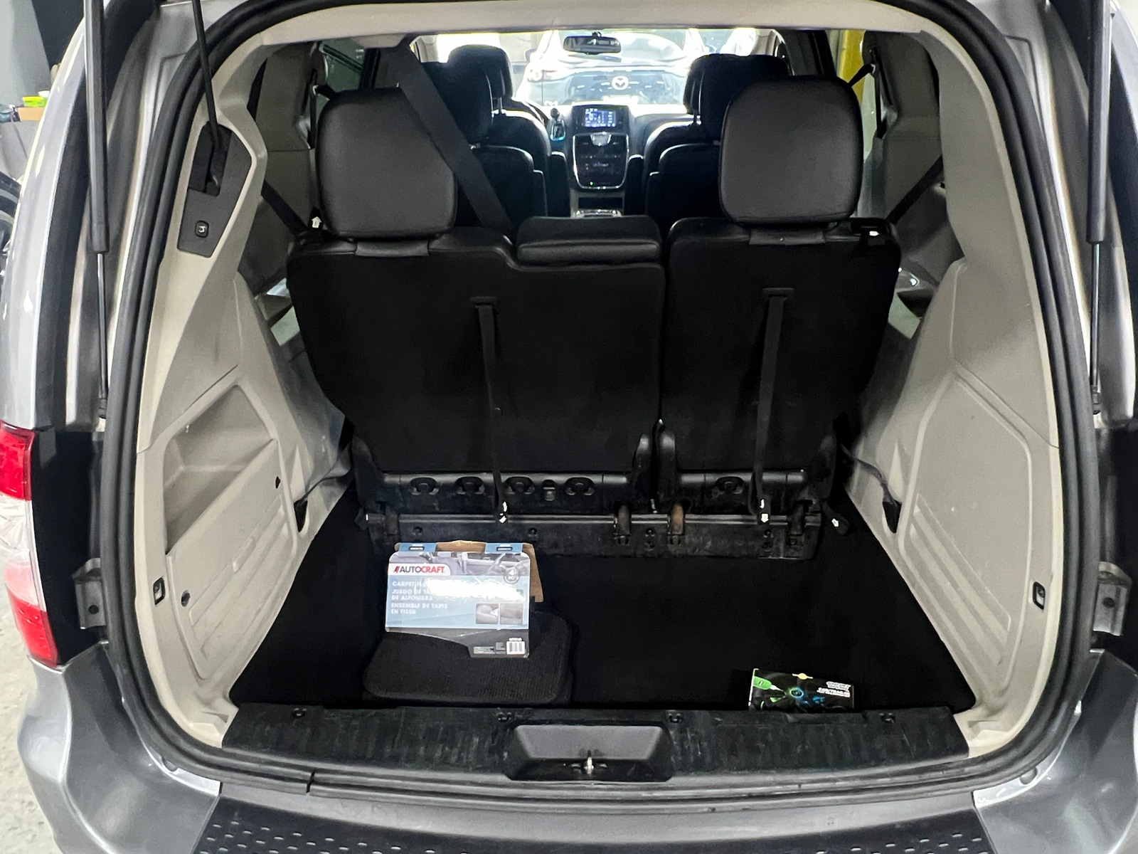 Thumbnail: 2016 Chrysler Town & Country - 6