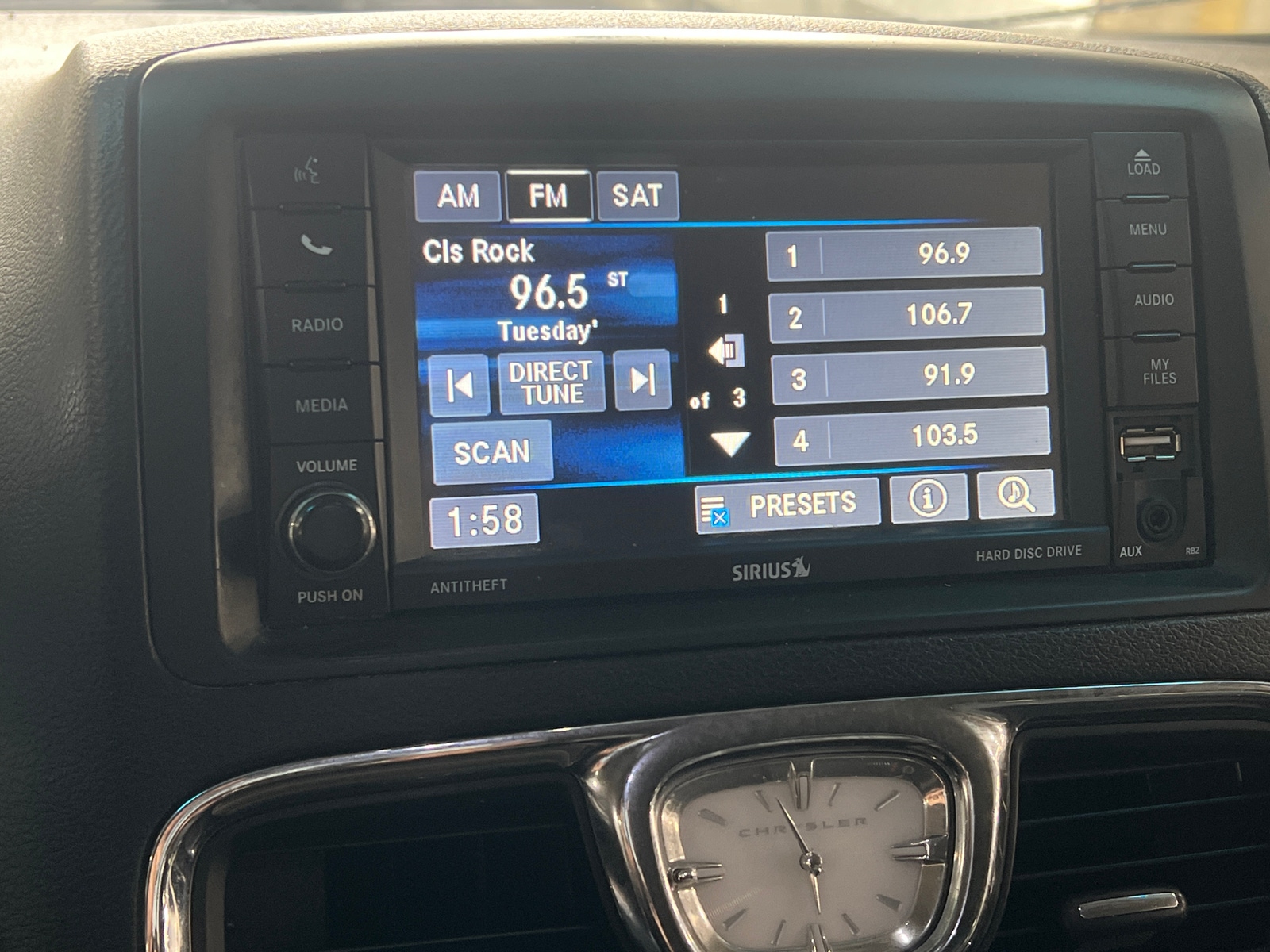 Thumbnail: 2016 Chrysler Town & Country - 3