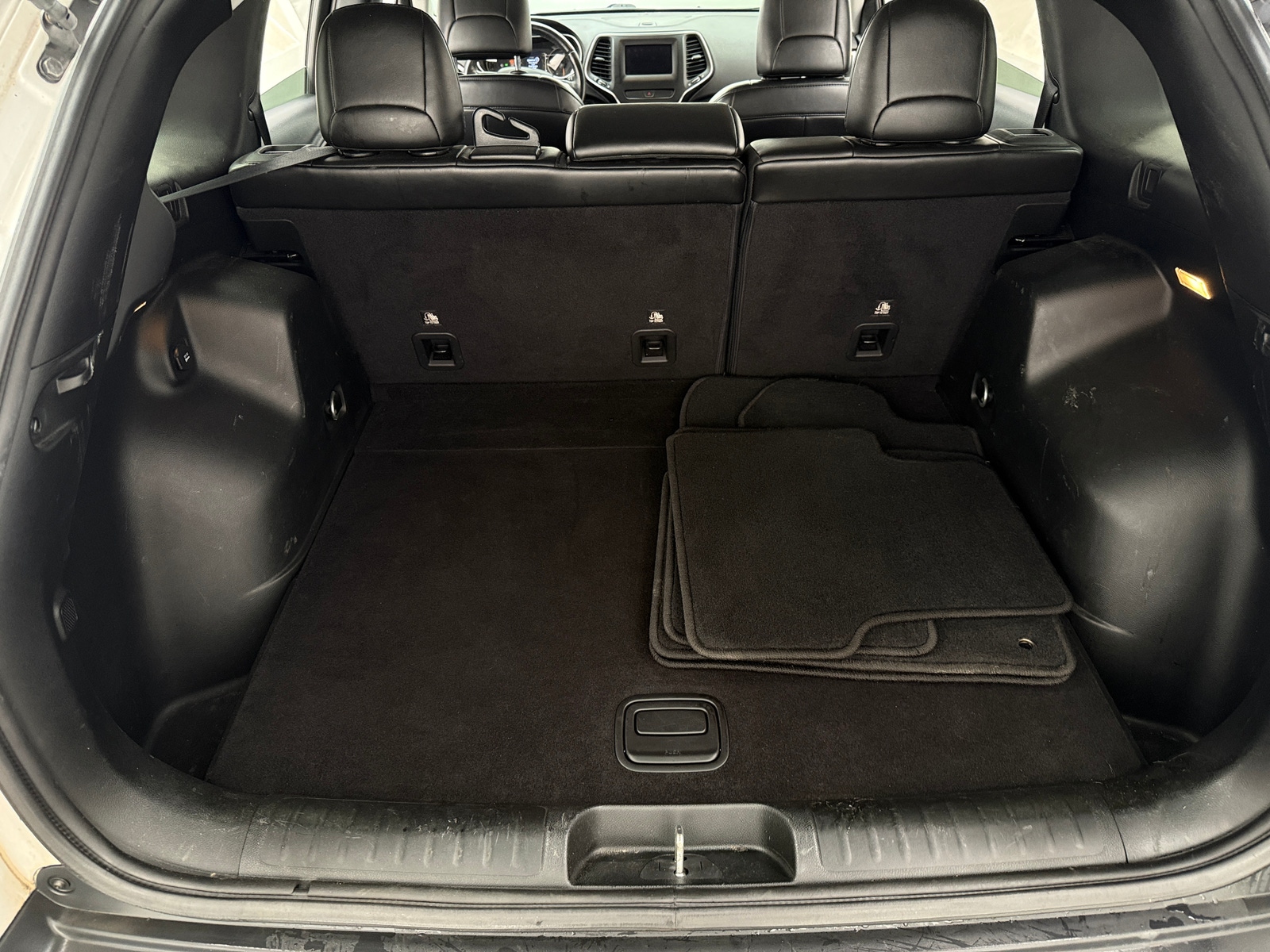 Thumbnail: 2019 Jeep Cherokee - 7