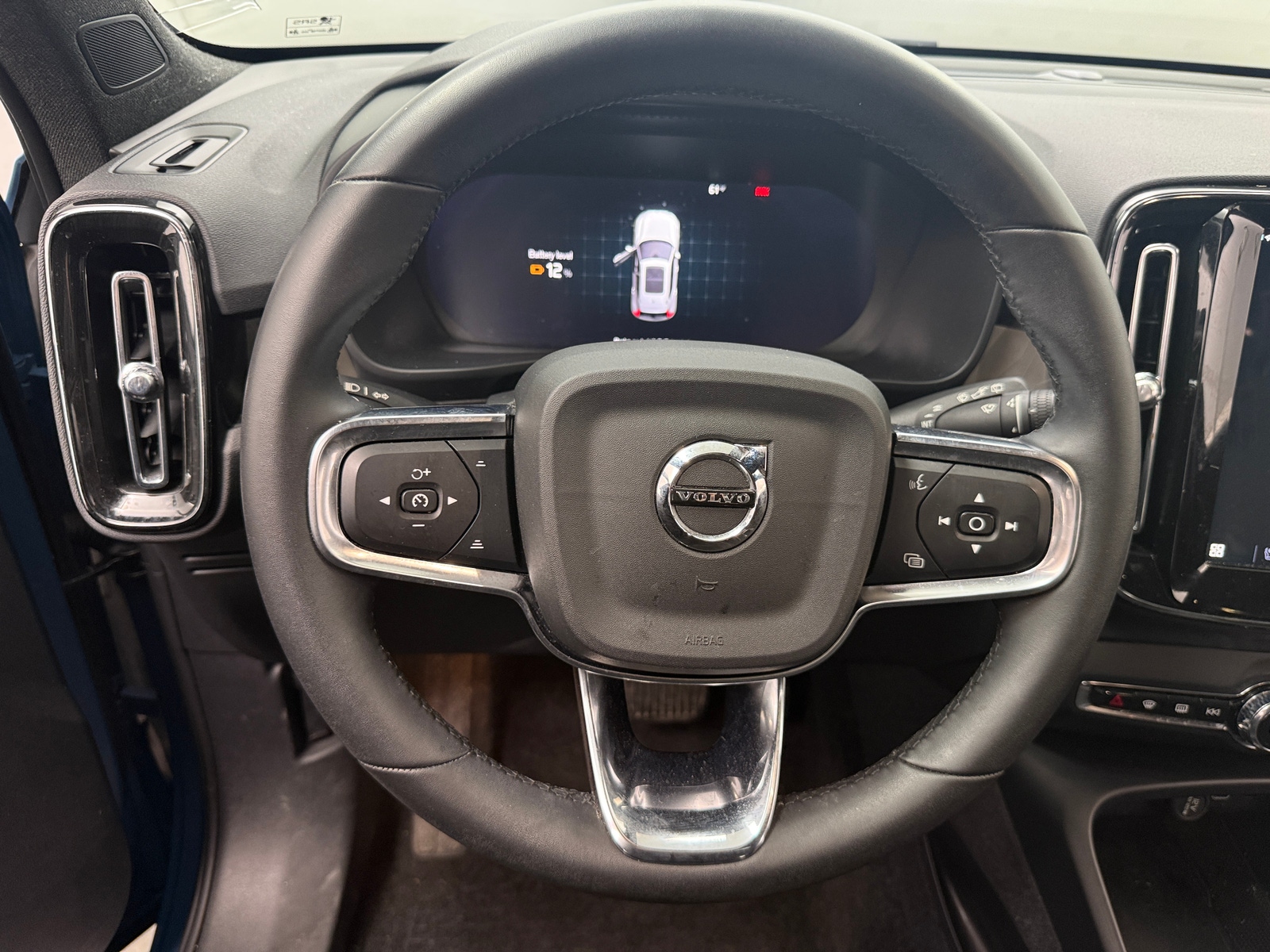 Thumbnail: 2024 Volvo XC40 - 4